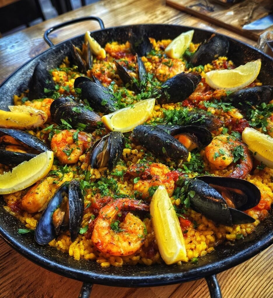 skaldjurspaella med musslor och rakor