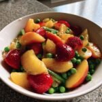 sommarsallad med persika jordgubbar orter